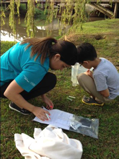 Voluntária faz registro da coleta, acompanhada pelo filho - Foto: Cedida pelo pesquisador
