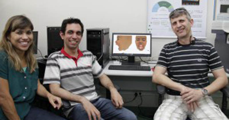 Fátima (à esquerda), Cléber Gimenez (centro) e Hélton Bíscaro no laboratório da EACH - Imagem: Gabriel Almeida/EACH