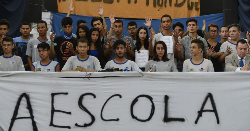 Em coletiva de imprensa alunos de colégio estadual anunciam desocupação da escola - Foto: Tânia Rêgo/Agência Brasil