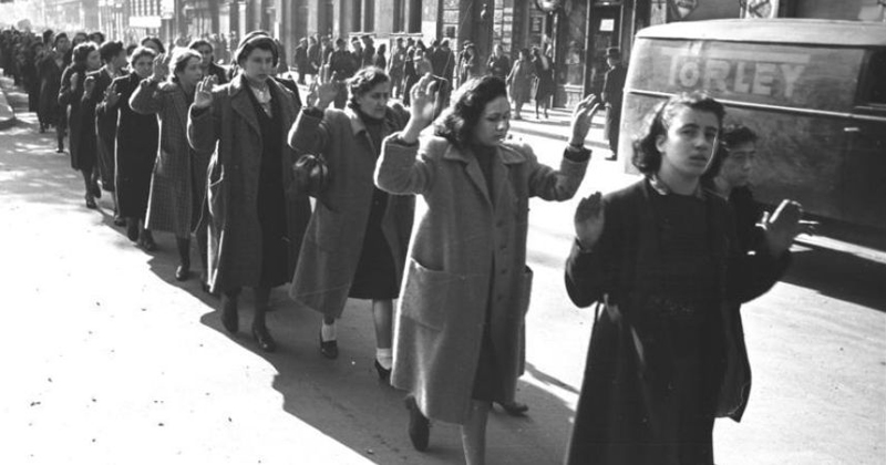 Mulheres judias capturadas na rua Wesselényi, Budapeste, Hungria em outubro de 1944 - Foto: Wikimedia Common