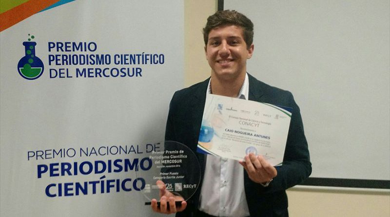 Caio Nogueira Antunes com o prêmio Premio de Periodismo Científico del MERCOSUR - Foto: Emanuel Pujol