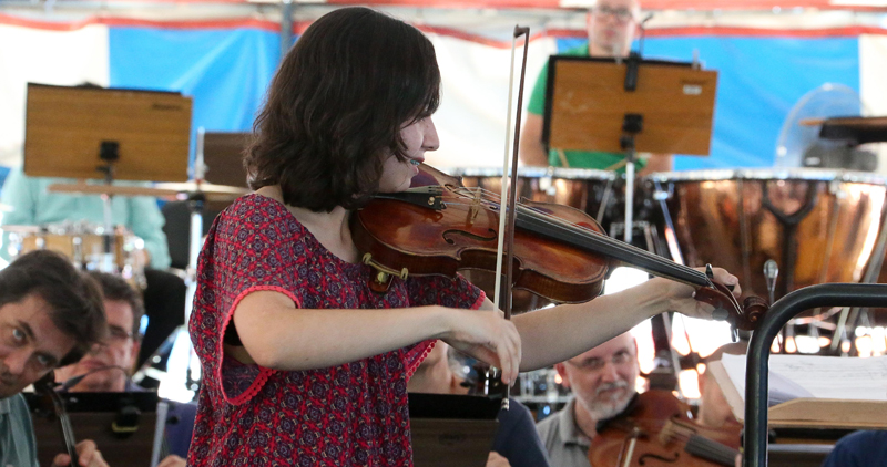 A violinista Sarah Nojosa, de 15 anos, tocou música de Mendeslssohn - Foto: Marcos Santos/USP Imagens