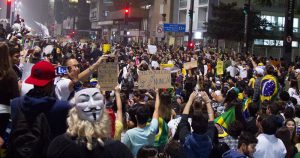 Em período de crise, crescem movimentos e grupos políticos no Brasil