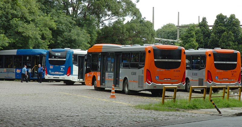 Ponto final de ônibus na Cidade Universitária | Foto: Marcos Santos / USP Imagens