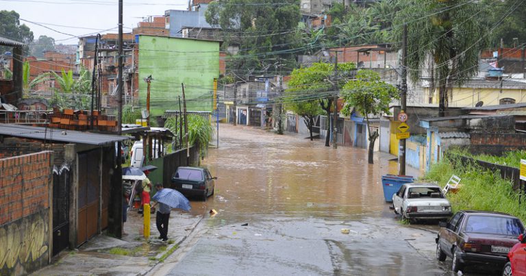 Enchente na zona leste de São Paulo