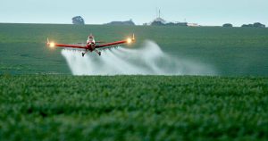 Renovação de licença para uso de herbicida pela UE gera polêmica