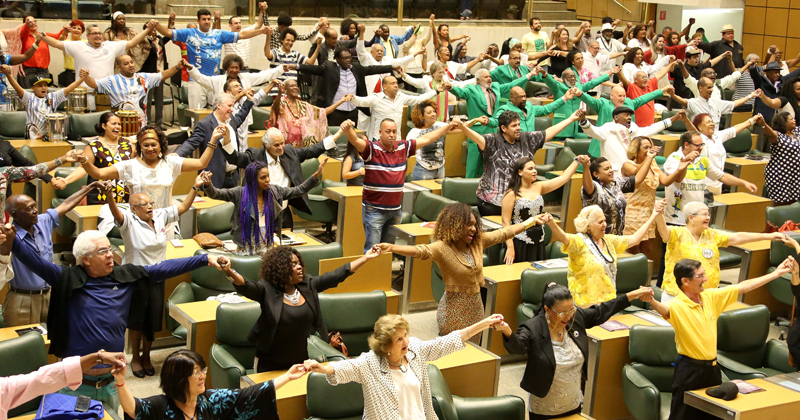 De mãos dadas, plateia reverencia a alegria do povo - Foto: Marcos Santos/USP Imagens
