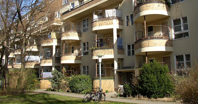 Conjunto Siemensstadt (1929-31) construído como vila operária de uma fábrica da Siemens, um dos seis conjuntos habitacionais modernistas de Berlim - Foto: Wikimedia Commons