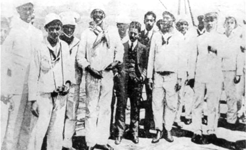 Marinheiros revoltosos (1910). João Cândido seria o marinheiro alto no centro, ao lado do repórter de terno - Foto: Brazilian Navy via Wikimedia Commons