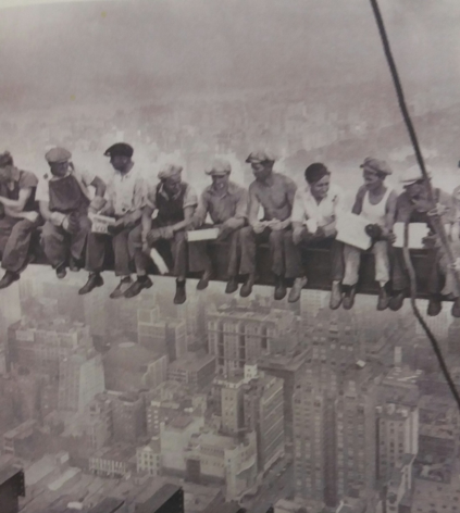 Fotografia tirada em 1932 por Charles C. Ebbets, mostra operários almoçando nas alturas durante a construção do edifício RCA