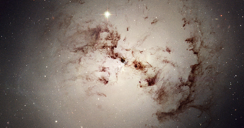 Galáxias elípticas são na maioria consequência da colisão de duas galáxias espirais - Foto: Wikimedia Commons