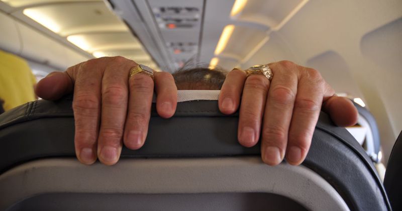 Um passageiro em um avião agarra o encosto da poltrona com medo de voar - Foto: jimynu via Visual Hunt