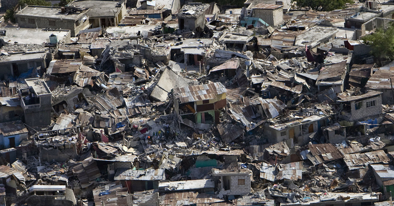 Bairro de Porto Principe, no Haiti, depois de terremoto que mediu mais de 7 na escala Richter, no dia 12 de janeiro de 2009 - Foto: United Nations Development Programme via Visual Hunt