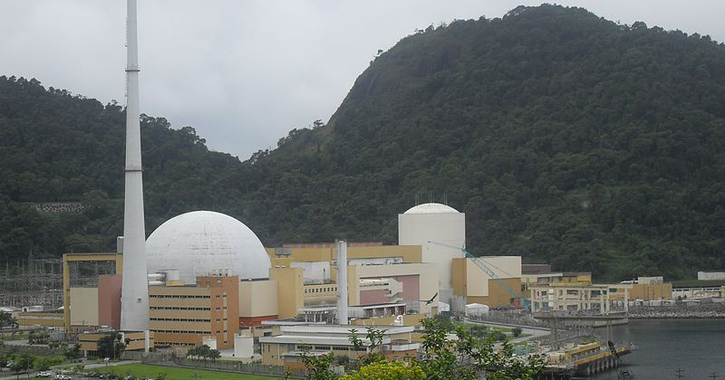 Vista do Central Nuclear Almirante Álvaro Alberto. À frente, na primeira cúpula, vê-se a usina de Angra 2. Ao fundo, o silo de Angra 1 - Foto: Sturm via Wikimedia Commons