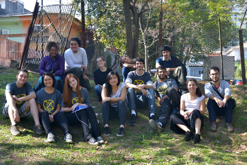 Membros da FAU Social no Jardim Jaqueline, onde durante o ano inteiro a entidade desenvolveu um projeto na praça da comunidade - Foto: Divulgação