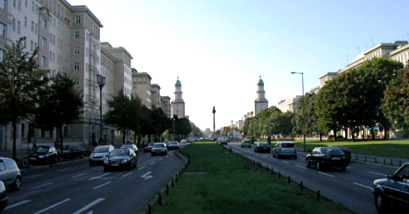 Vista da avenida Karl Marx com as torres gêmeas de Frankfurter Tor ao fundo - Foto: Wikimedia Commons