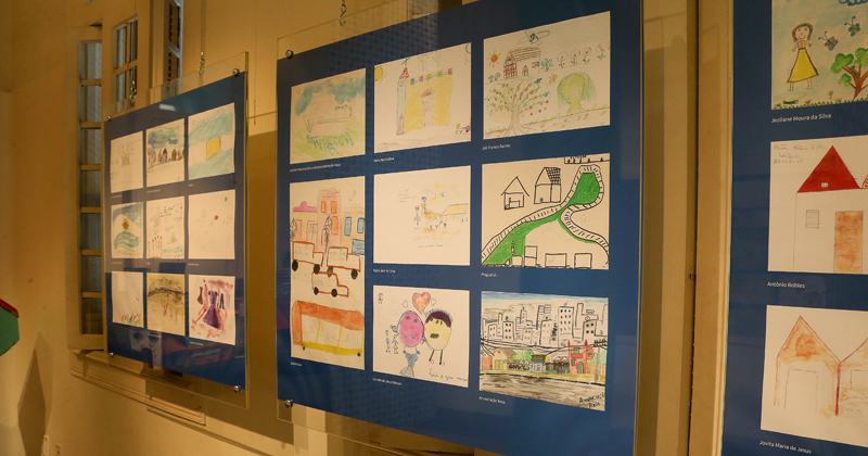 Desenhos feitos pelos jovens e idosos durante as oficinas - Foto: Marcos Santos/USP Imagens