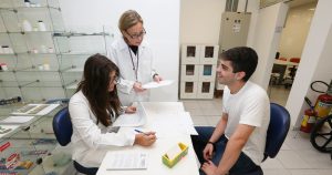 Pacientes com câncer recebem acompanhamento da Farmácia Universitária