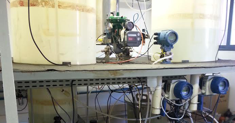 Planta-piloto do Laboratório de Controle de Processos Industriais (LCPI) monitora a neutralização de pH em efluentes - Foto: Assessoria de Comunicação da Poli
