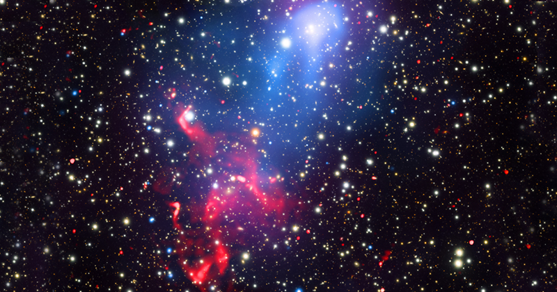Imagem combinada em rádio - GMRT (vermelho), Raios-X - Chandra (azul), e óptico (Subaru) do par de aglomerados Abell 3411-12. - Imagem: Reinout van Weeren (Smithsonian External)