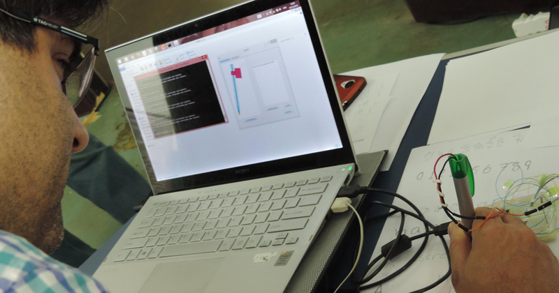 Usuário testando o protótipo durante evento do PCS - Foto: Divulgação