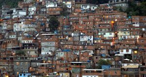 Hiperverticalização de favelas expande malha urbana, mas há riscos