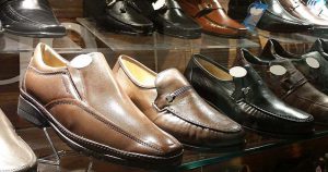 Pesquisa analisa como é definido o preço dos calçados masculinos