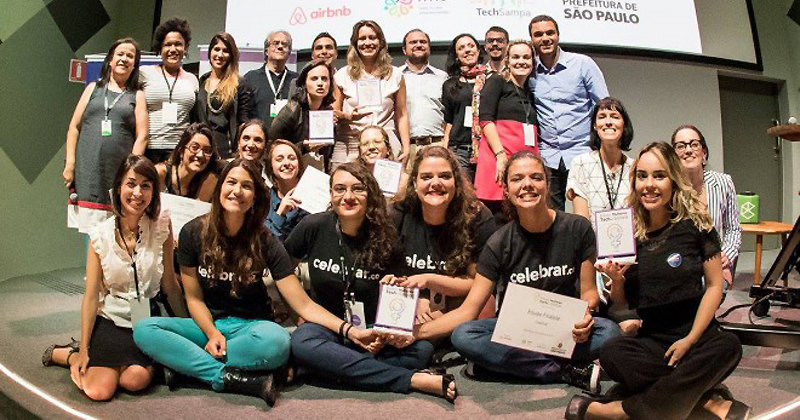Integrantes da startup Celebrar, na primeira fileira de camiseta preta, durante premiação realizada em São Paulo - Foto: Divulgação