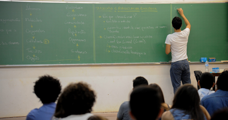 Resultado de imagem para Uma em cada 3 disciplinas nas escolas do Brasil Ã© dada por professor sem formaÃ§Ã£o especÃ­fica