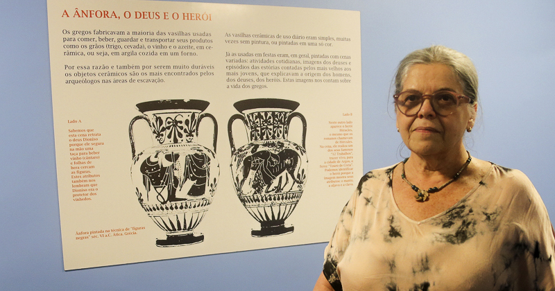 Elaine Hirata, professora do MAE e coordenadora da exposição – Foto: Cecília Bastos/USP Imagens