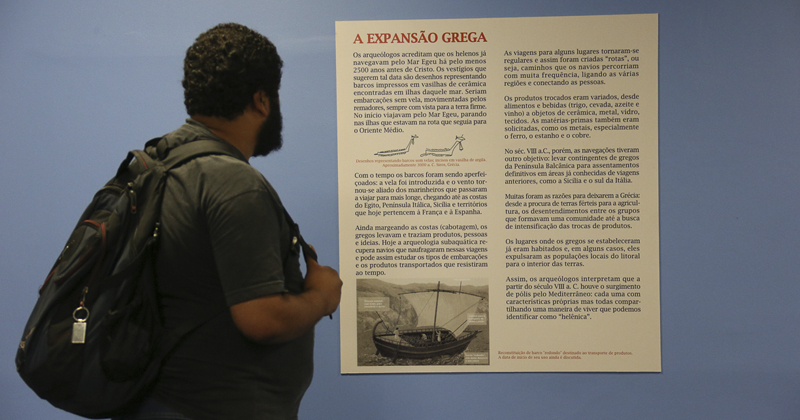 A mostra facilita o aprendizado ao reunir documentos, mapas, cartazes – Foto: Cecília Bastos/USP Imagens