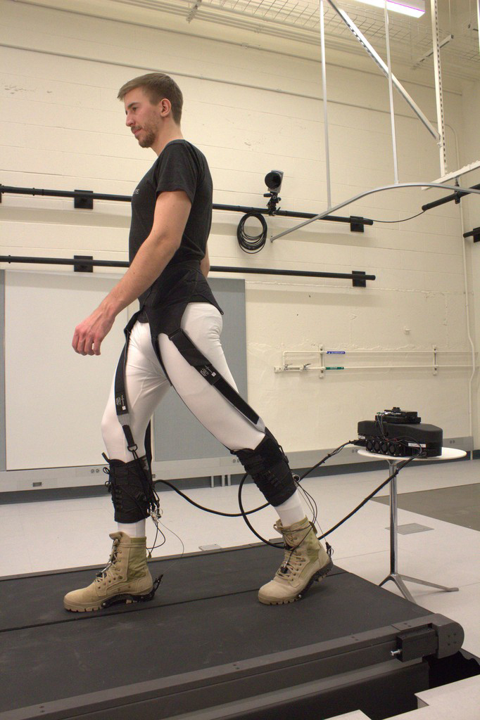 Exoesqueleto robótico flexível auxilia indivíduos a caminharem produzindo menos força na articulação dos tornozelos - Foto: Harvard Biodesign Lab via Revista Papesp