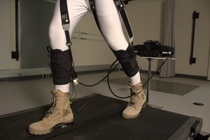 Conectados a pequenos motores, cabos fixados atrás do calçado funcionam como músculos, fazendo com que se caminhe gastando menos energia - Foto: Harvard Biodesign Lab via Revista Papesp