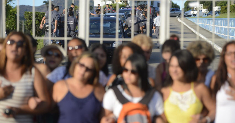 Mulheres e familiares de policiais no portão do Comando Geral da Polícia Militar de Vitória impedem a saída dos militares - Tânia Rêgo/Agência Brasil