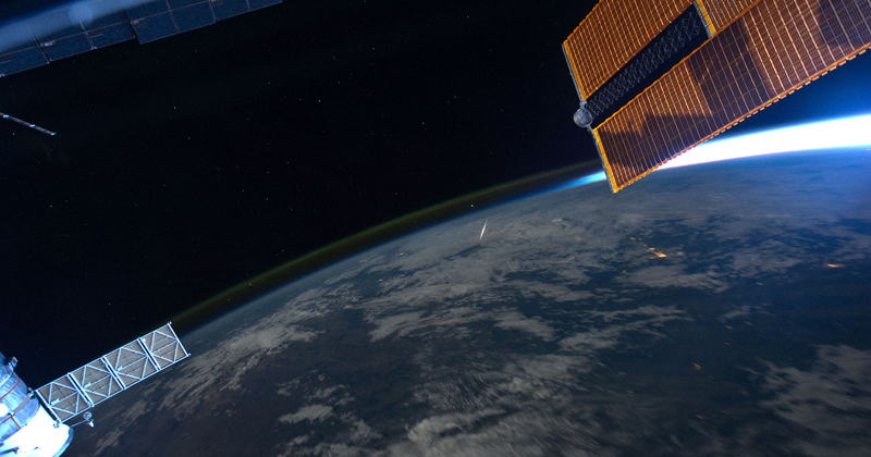 Estação Espacial Internacional mostra um meteoro passando através da atmosfera - Foto: Nasa via Wikimedia Commons