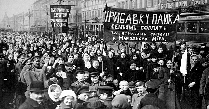 Manifestantes durante a Revolução Russa de 1917 - Foto: Wikimedia Commons