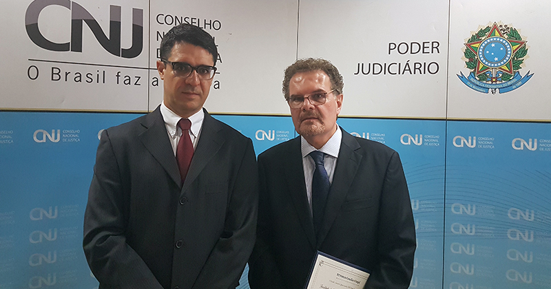 Professores Antônio Rodrigues de Freitas Júnior e Paulo Eduardo Alves da Silva na entrega do Prêmio Conciliar é Legal - Foto: Arquivo Pessoal