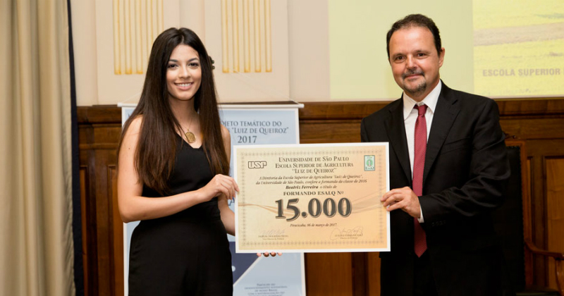 Beatriz Ferreira recebeu certificado de aluna nº 15 mil, das mãos do professor Luis Eduardo Aranha Camargo - Foto: Gerhard Waller/Esalq