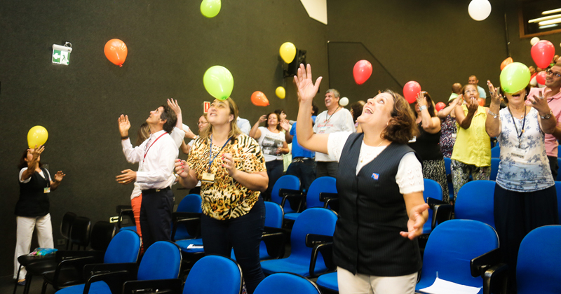 Funcionários se divertiram em atividade com bexigas – Foto: Cecília Bastos/USP Imagens
