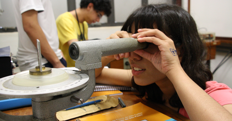 Os alunos visitam os laboratórios e realizam experimentos – Foto: Divulgação
