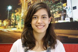 Clara Maria Gonçalves de Faria, pesquisadora do Grupo de Óptica do IFSC - Foto: Divulgação/IFSC