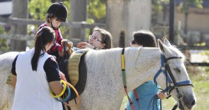 Terapia com cavalos auxilia na socialização de crianças autistas