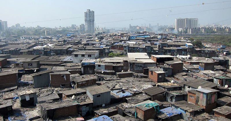 Favela Dharavi, em Mumbai, Índia, uma das maiores do mundo - Foto: Wikimedia Commons