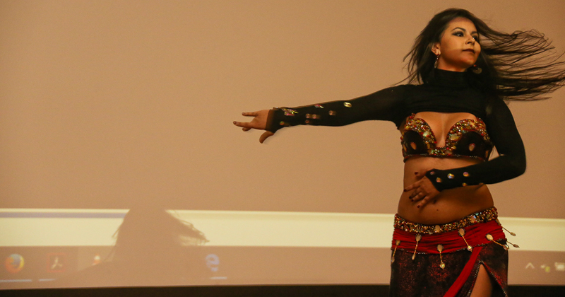 Thais Baptista fez uma performance de dança do ventre - Foto: Cecília Bastos/USP Imagens