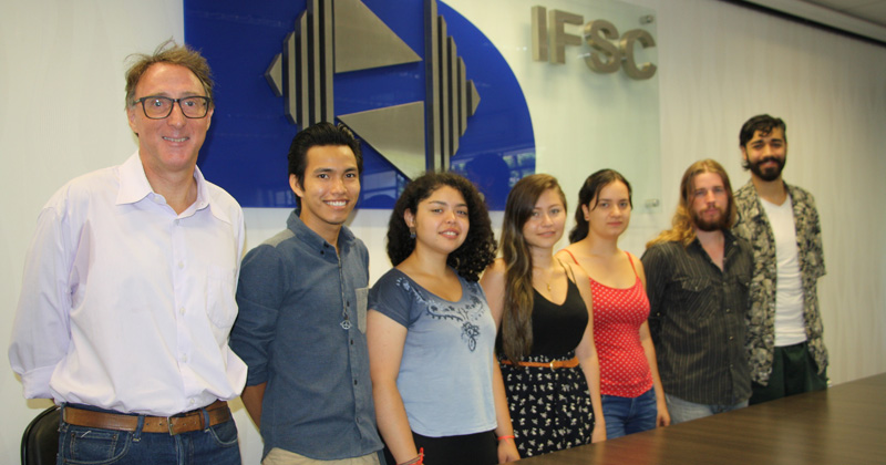 Richard Garratt com os alunos estrangeiros - Foto: Divulgação/Assessoria IFSC