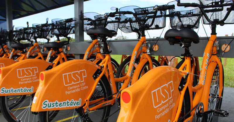 O posto de bicicletas próximo ao portão principal do campus Fernando Costa já está instalado – Foto: Divulgação
