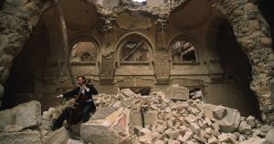 Marisa Midori lembra a destruição da biblioteca de Sarajevo