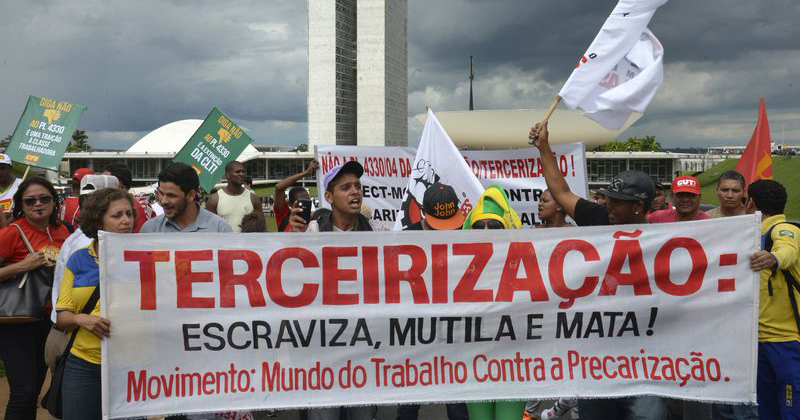 Movimentos fazem manifestações para impedir que o Congresso Nacional aprove o Projeto de Lei 4330/04, que libera a terceirização para todas as atividades das empresas - Foto: Wilson Dias/Agência Brasil