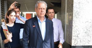 Professor da USP lembra que José Dirceu pode voltar para a prisão