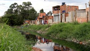 Moradores do Jardim Pantanal se adaptam às enchentes e convivem com incertezas